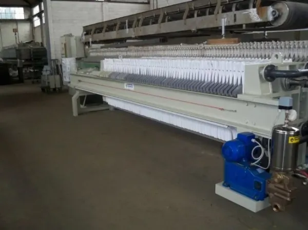 VERLICCHI S.R.L. fornisce un filtro VR 800x800 atto a filtrare reflui di una burattatura chimica